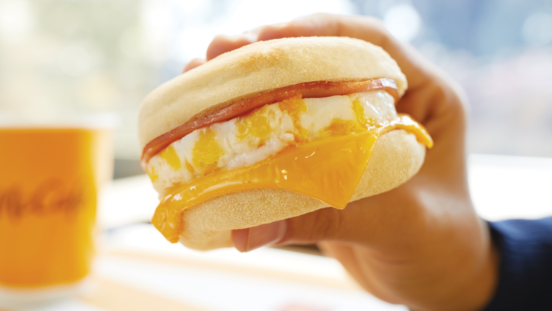 ¡El 100% de los huevos utilizados en nuestros restaurantes de Colombia provienen de gallinas libres de jaula!