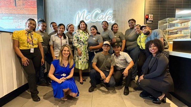 Primera Dama de Panamá y estudiantes del IPHE visitan nuestros Espacios Azules