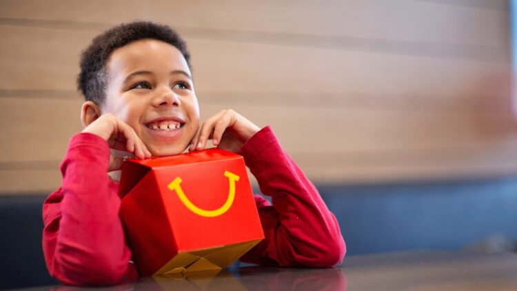 Em 2022, nós avançamos na meta de brinquedos 100% sustentáveis no McLanche Feliz