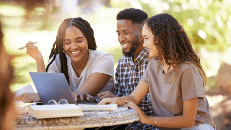 100 mil jovens já se inscreveram na nossa plataforma educacional livre e gratuita MCampus Comunidade