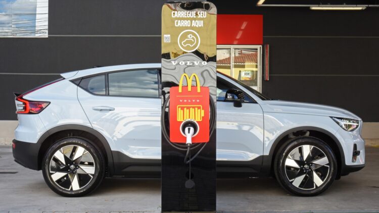 Em parceria com a Volvo Car Brasil disponibilizamos carregamento para veículos elétricos em nossos restaurantes